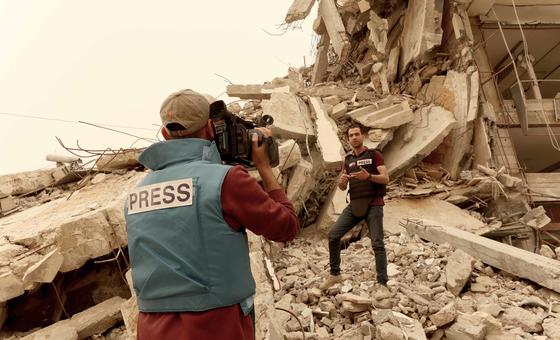 Dos periodistas cubren las repercusiones de la guerra en Gaza (foto de archivo).